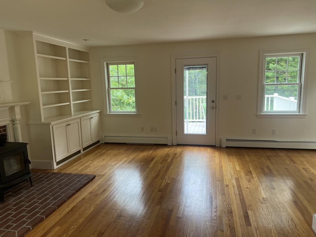 22 Warren Ln, Weston