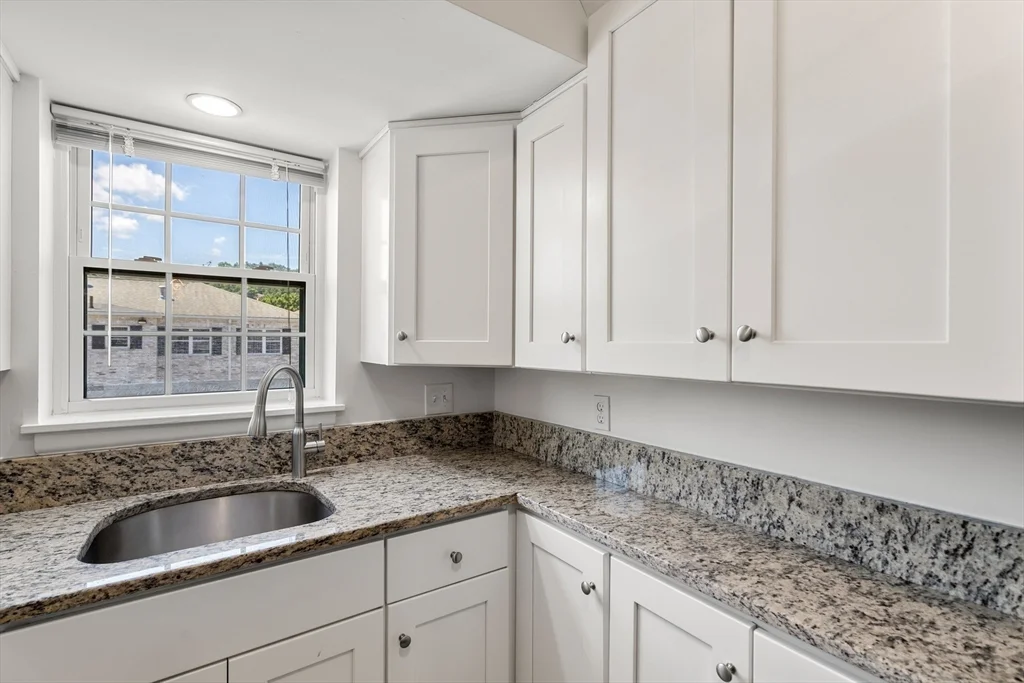 10 Lake Shore Ct, Brighton