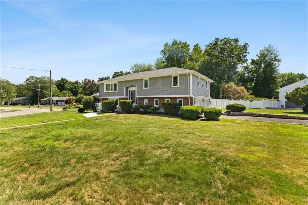 19 Coach Ln, Norwood