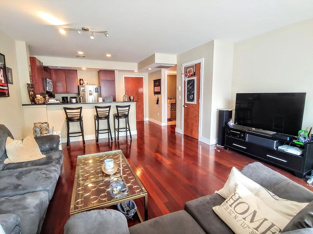 533 Cambridge St, Oak Square