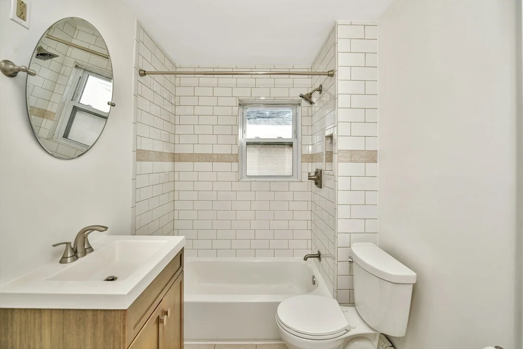 492 Metropolitan Ave, Hyde Park