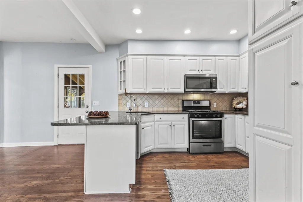 1142 Washington St, Whitman