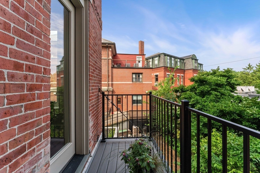 85 Regent St, Roxbury