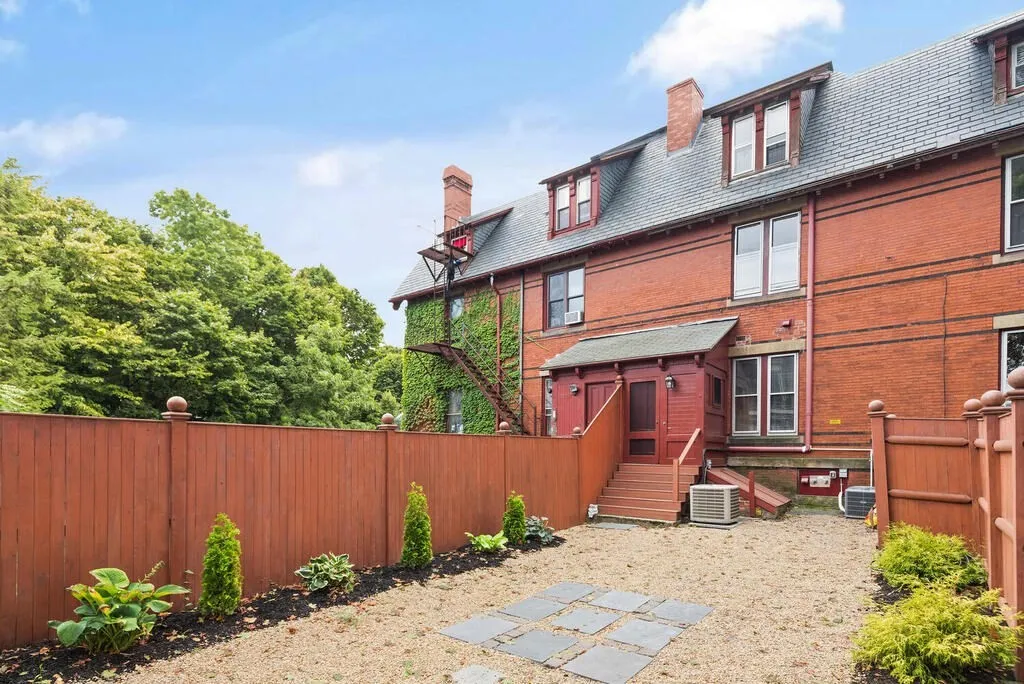 2 Rangeley Rd, Winchester