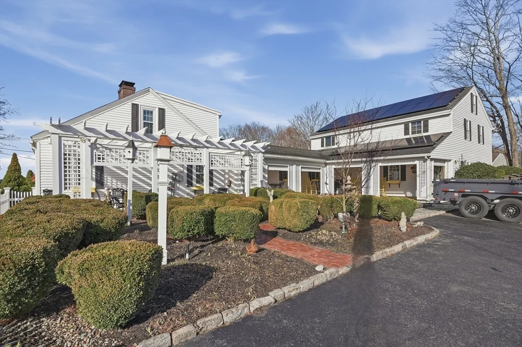 92 Main St, Hopkinton