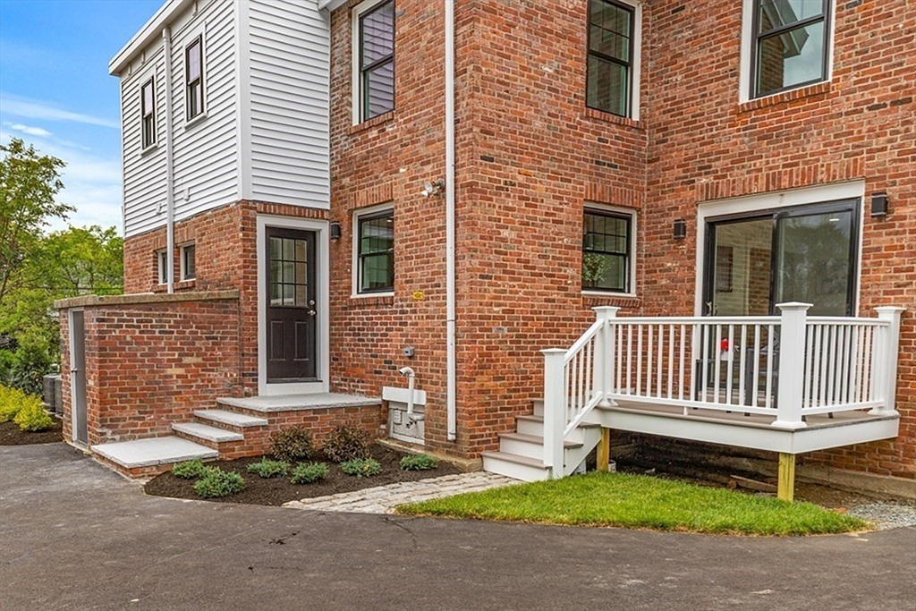 83 Hawthorn St, Nonantum