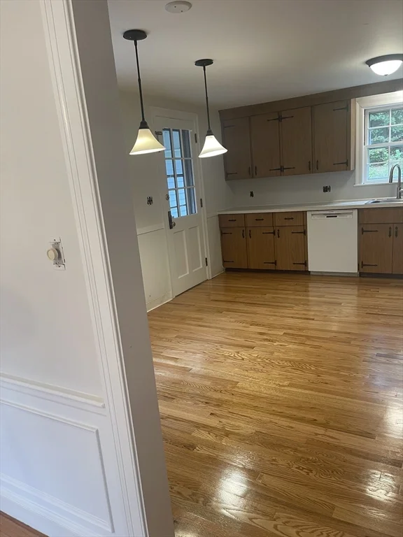 195 Dover Rd, Westwood