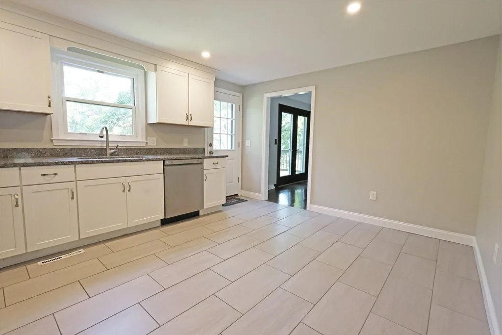 17 Fairview Dr, Westford