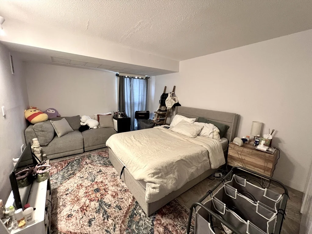 566 Commonwealth, Fenway