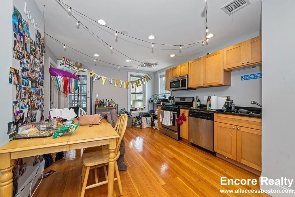 44 Hillside St, Mission Hill