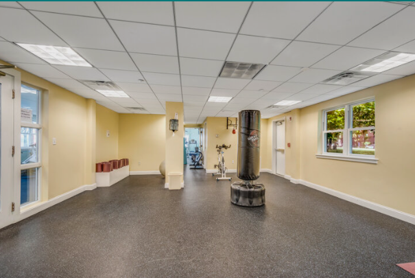 1 South Point Dr, Dorchester