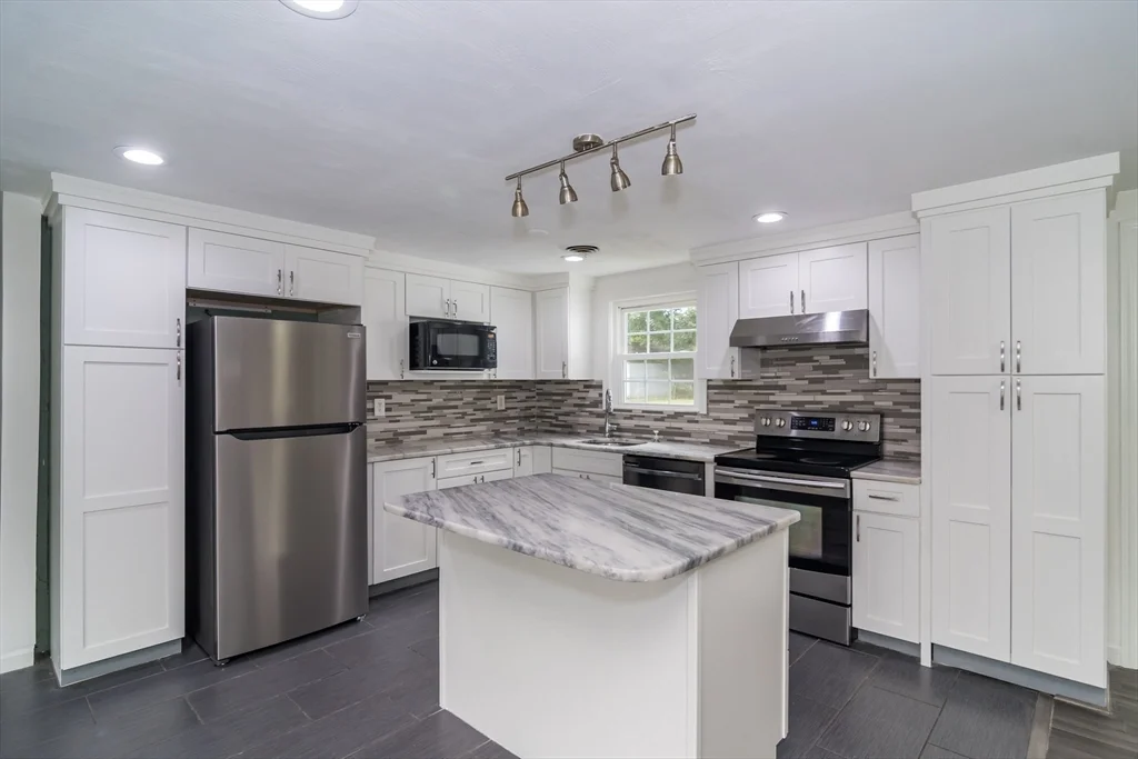 22 Wethersfield Rd, Natick