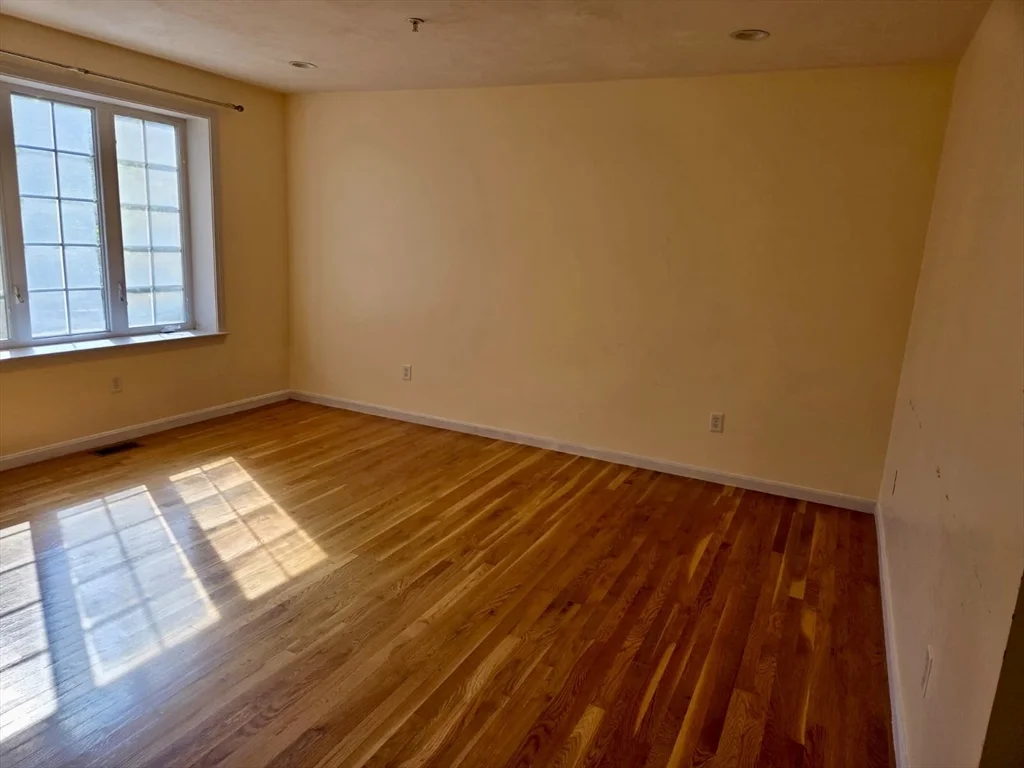 100 Nutting Rd, Westford