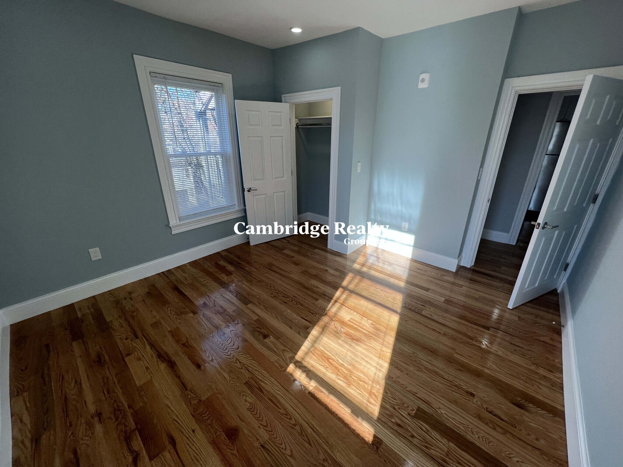 372 Oxford St, Ward Two