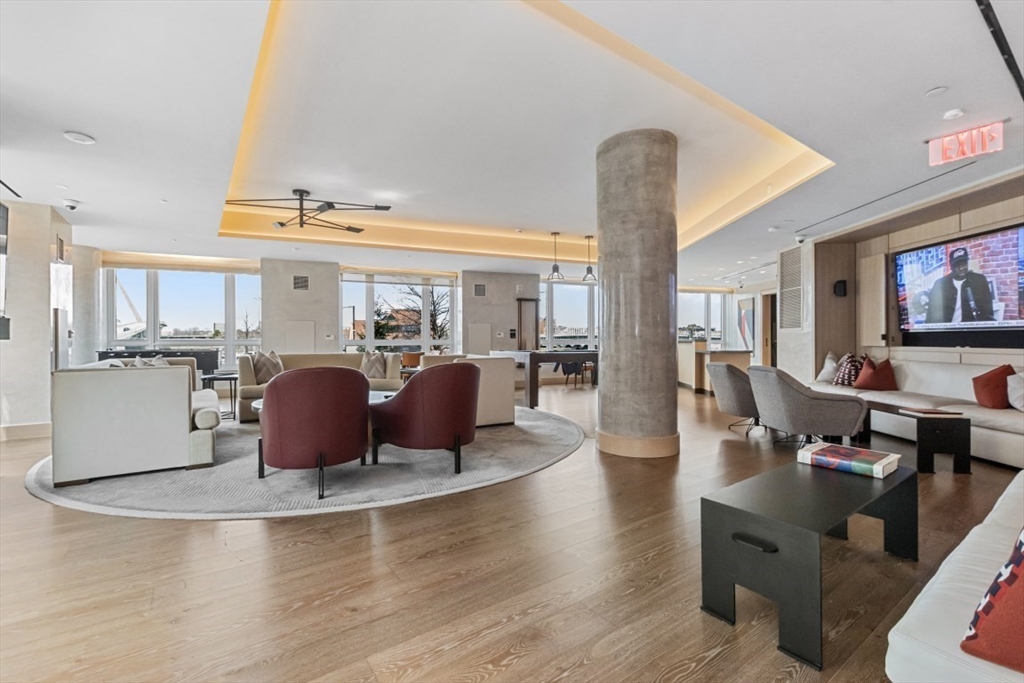 100 Lovejoy Wharf, Waterfront