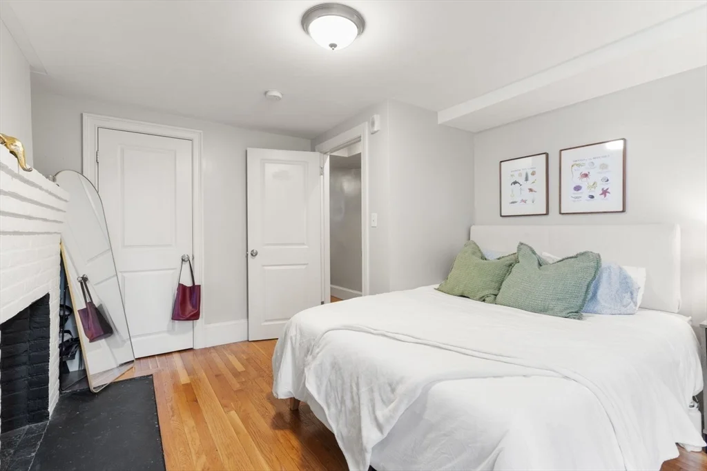 62 West Cedar St, Beacon Hill