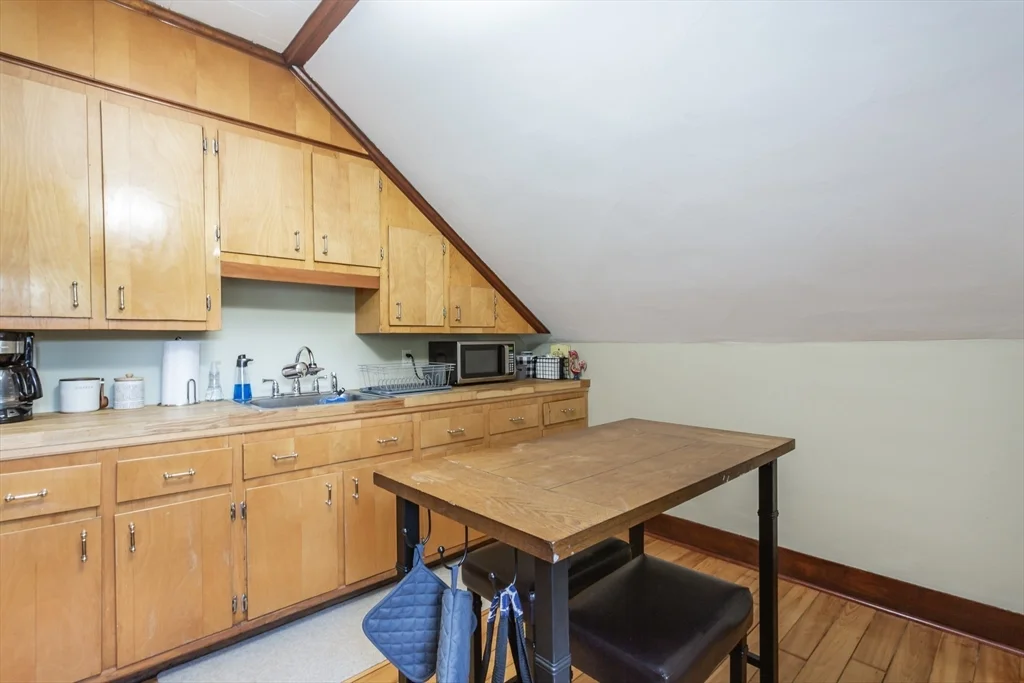 256 Maple St, Fall River