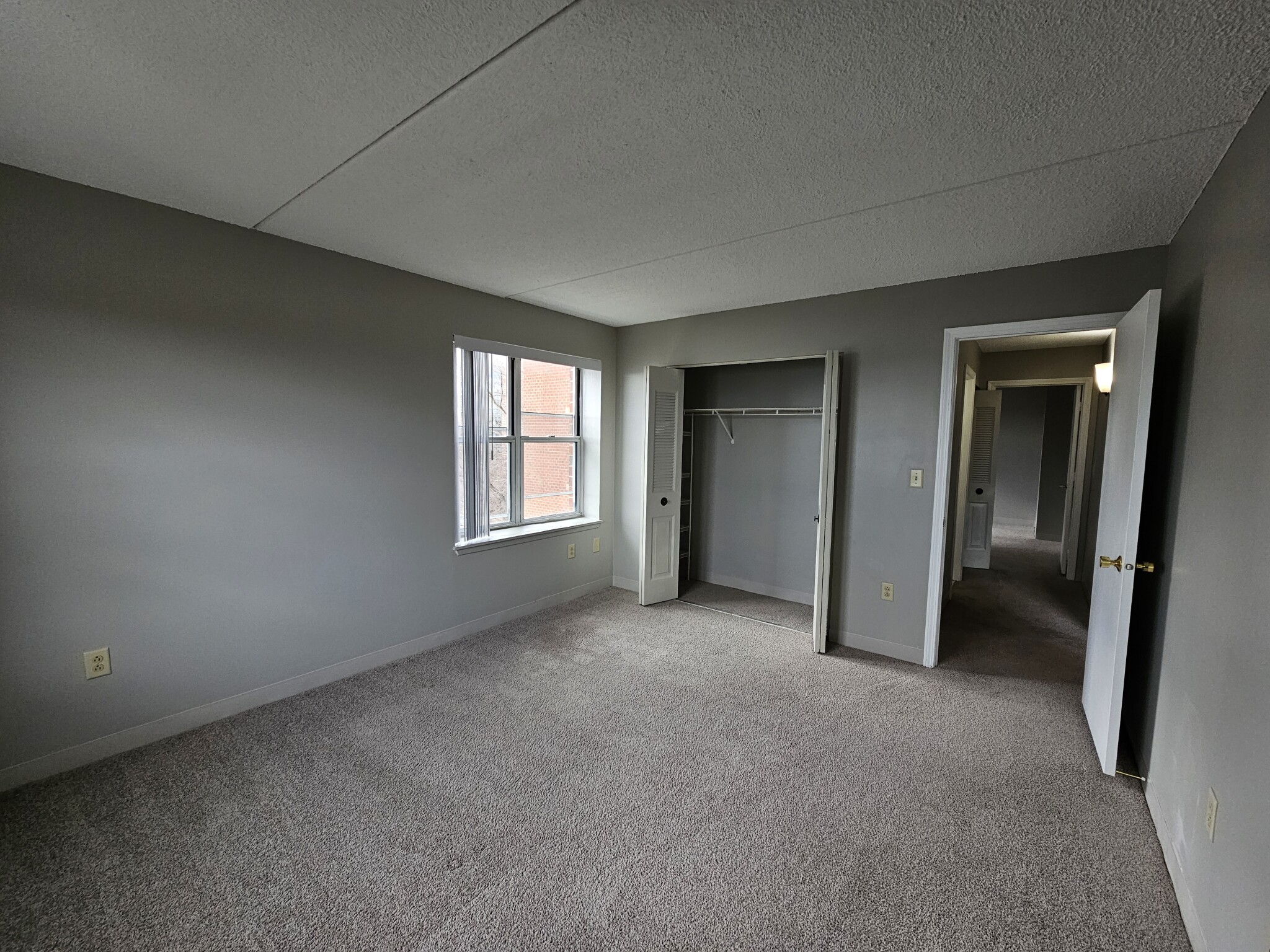 1 South Point Dr, Dorchester
