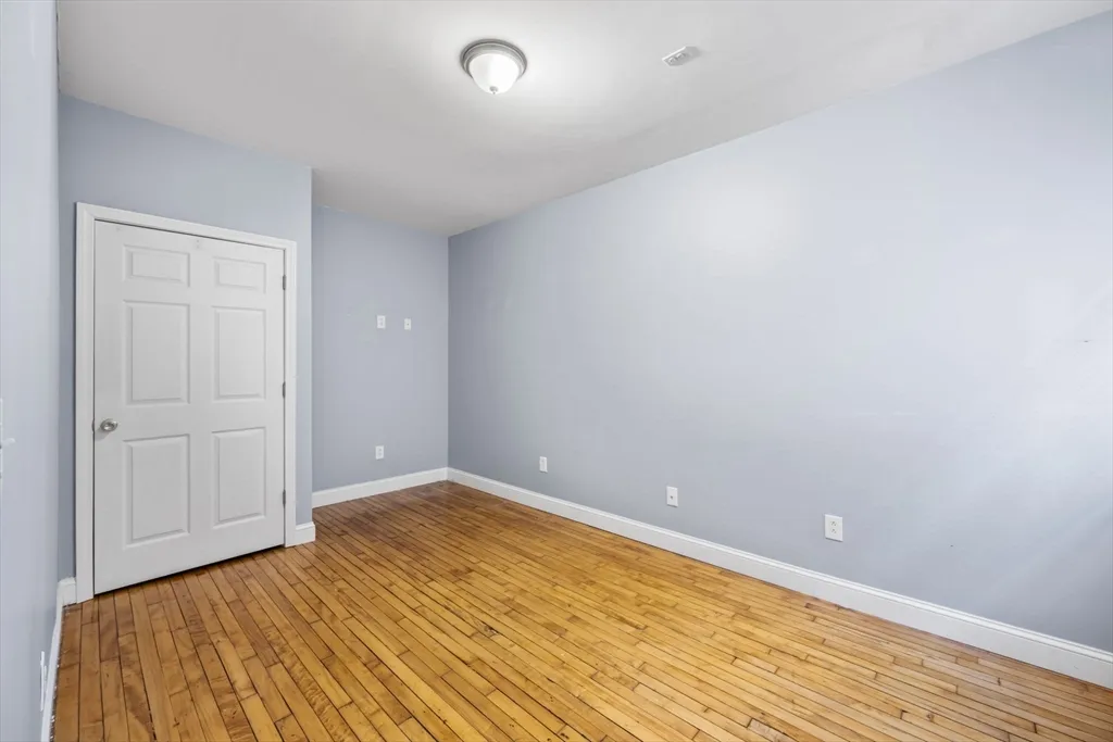 330 1/2 E St, South Boston