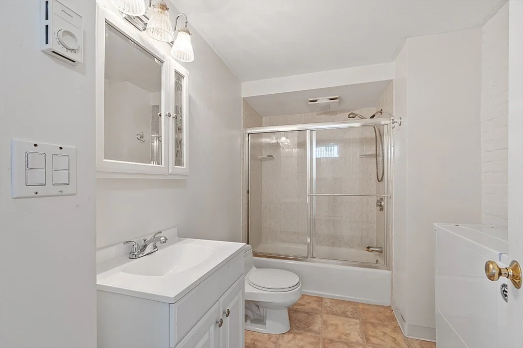 61 Western Ave, Gloucester