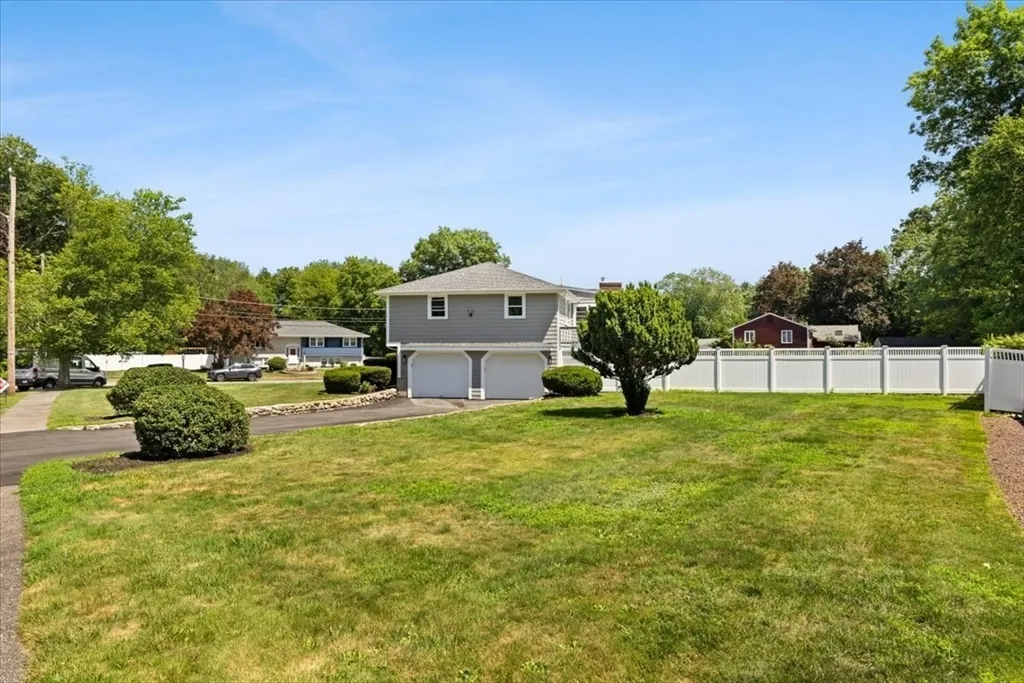 19 Coach Ln, Norwood