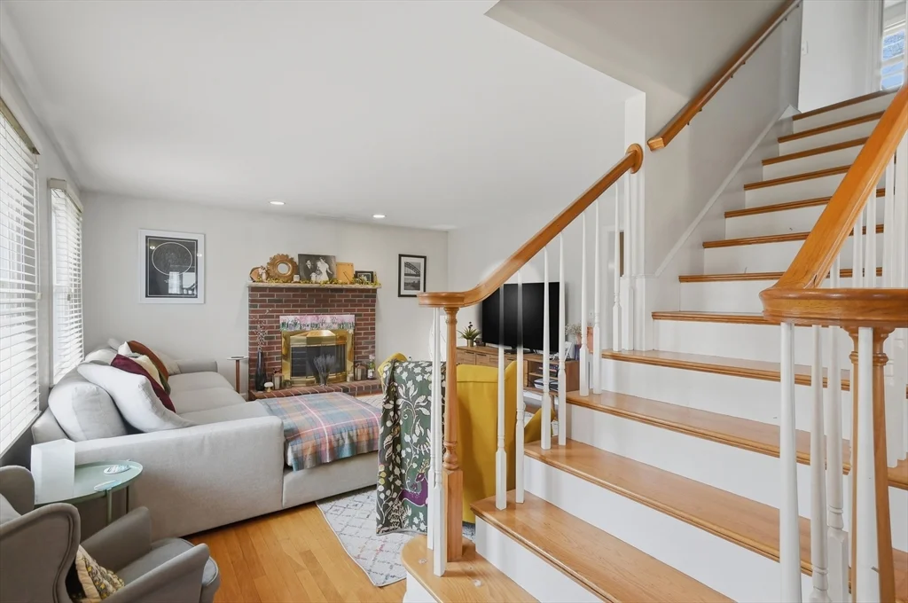 11 Roseanna Park Dr, Waltham