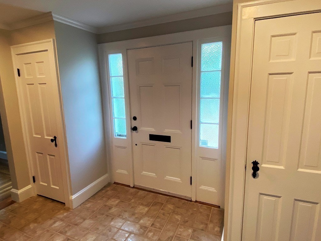 6 Surrey Rd, Newtonville