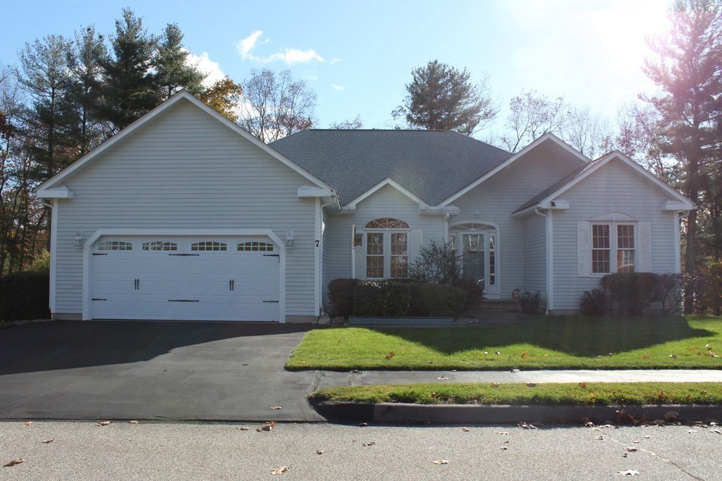 7 Deer Run Dr, Shrewsbury