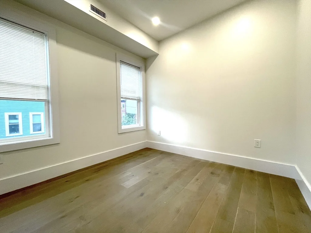 16 Delle Ave, Mission Hill