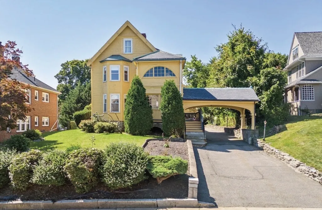 664 Washington St, Oak Square