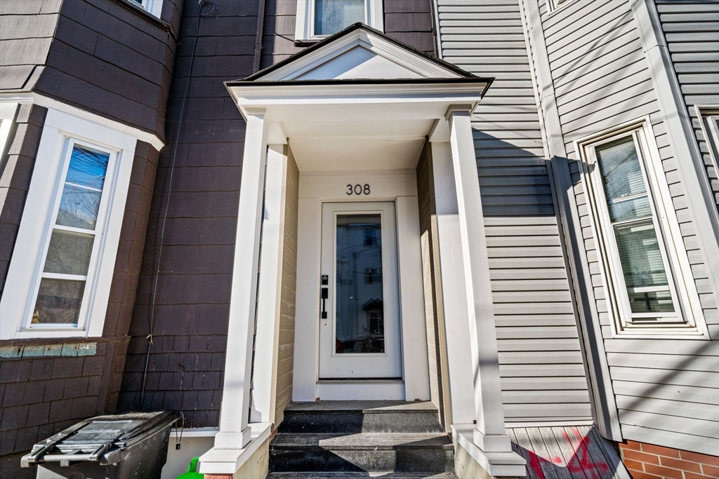308 Saratoga St, Boston