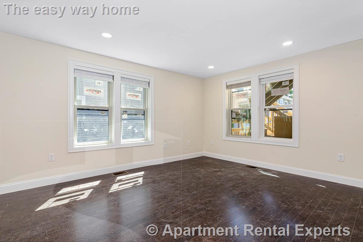 70-72 Stanley Ave, Tufts