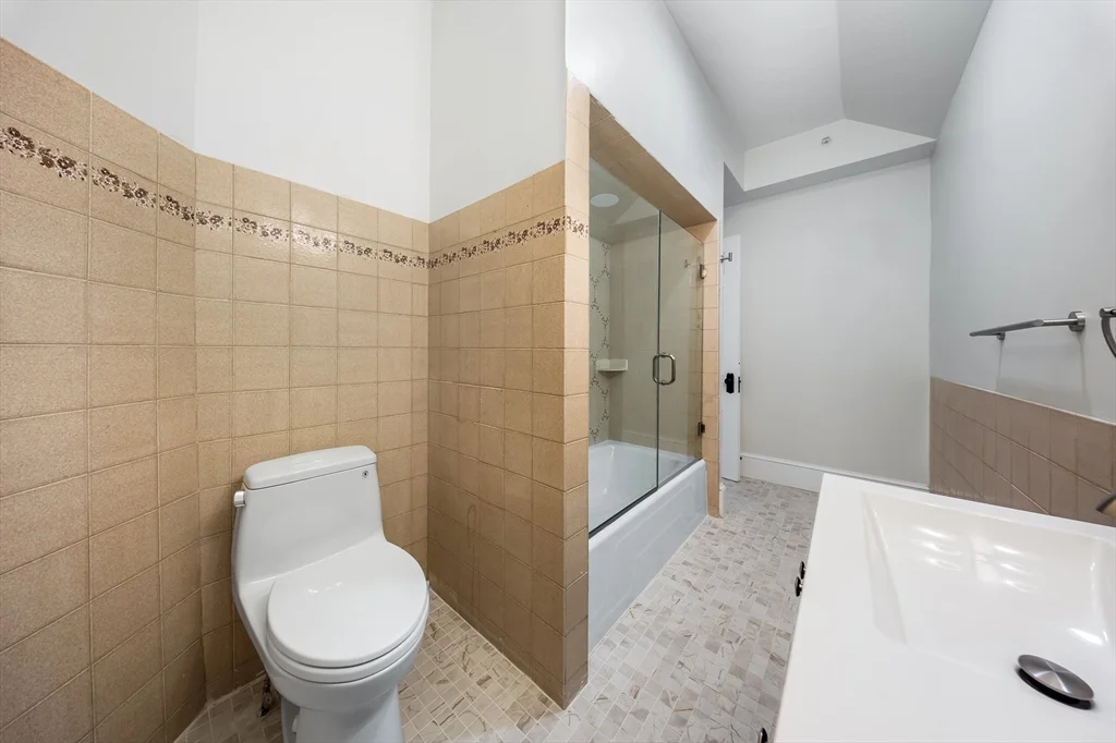 180 Jackson St, Lawrence