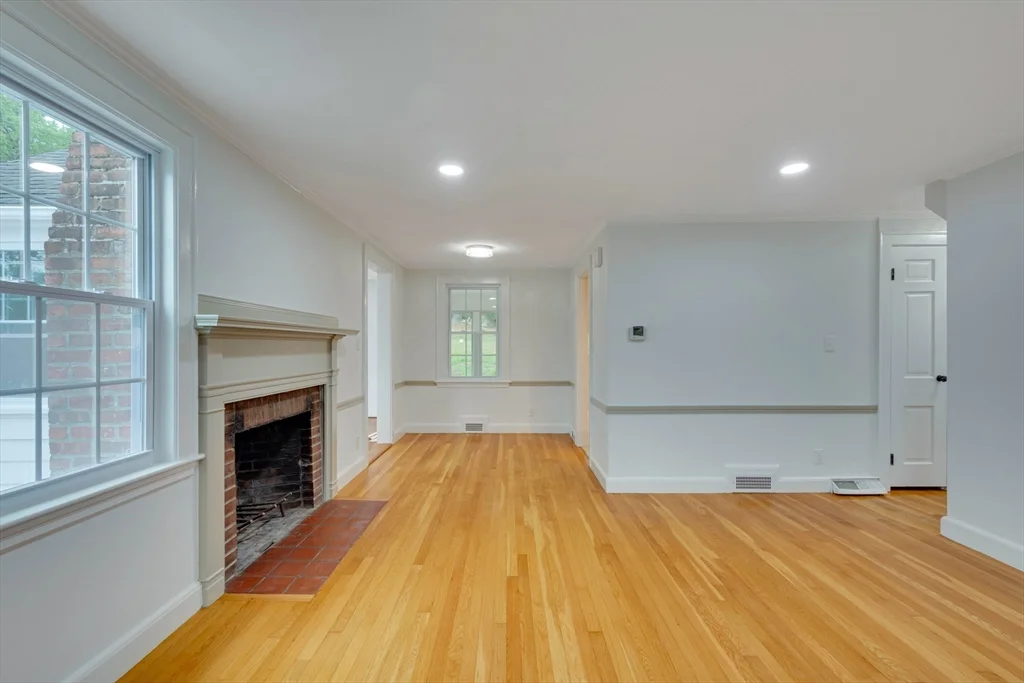 951 Main St, Lynnfield