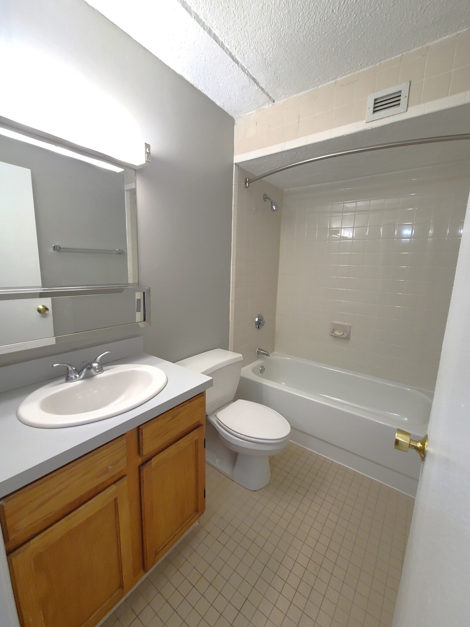 1 South Point Dr, Dorchester