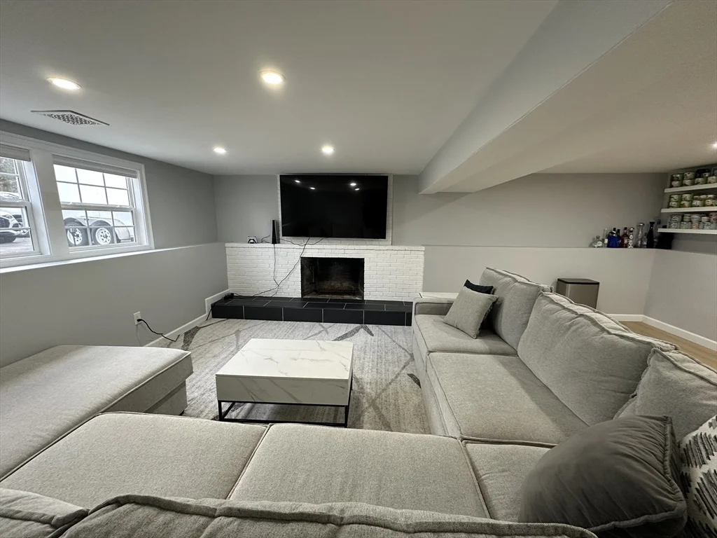 456 Parsonage St, Marshfield