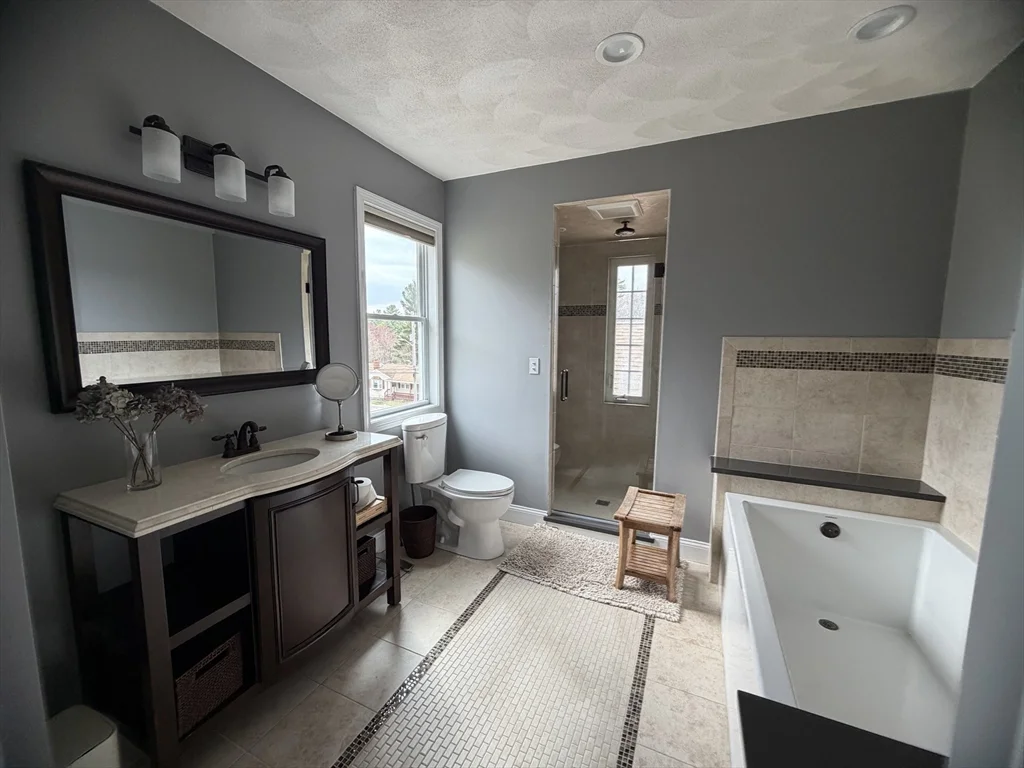 81 N Main St, North Bellingham