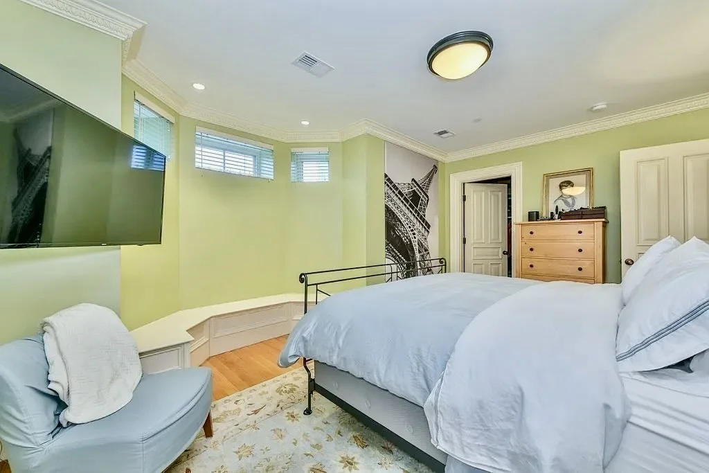 61 M, South Boston