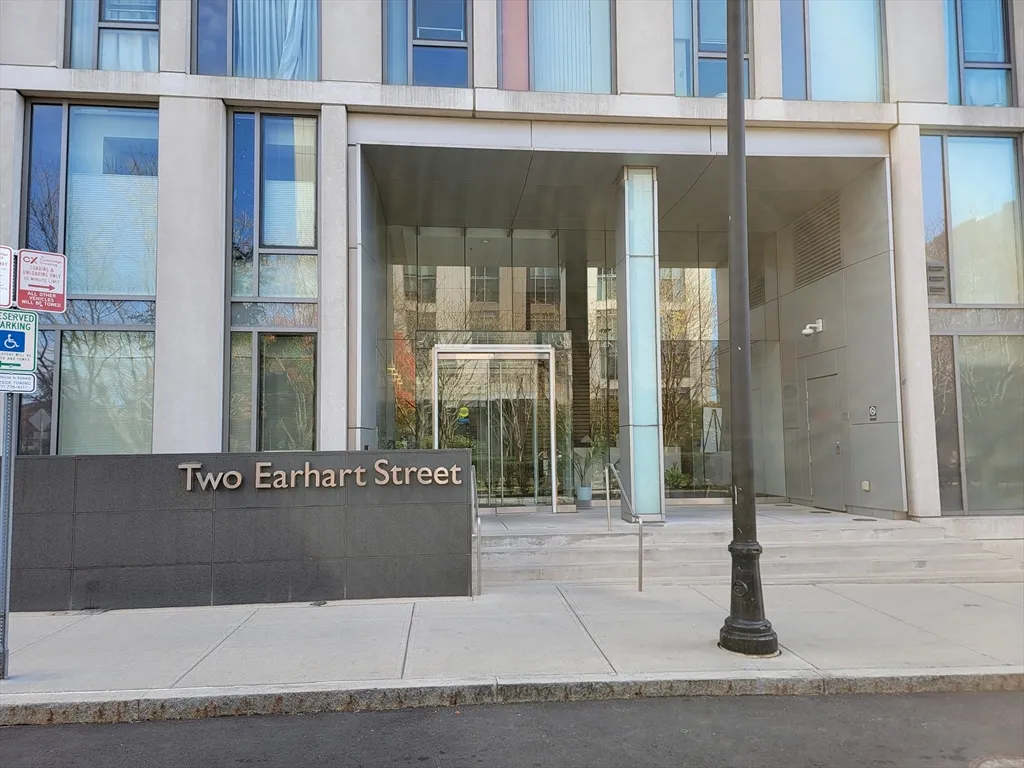 2 Earhart, Cambridge