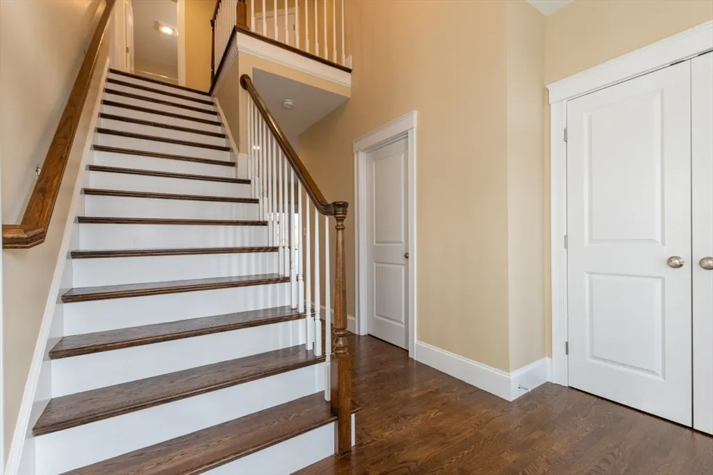 15 Hialeah Ln, Framingham