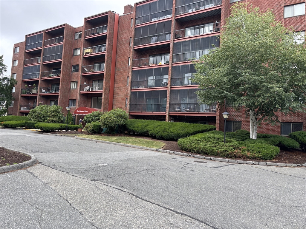 1 Summit Dr, Reading