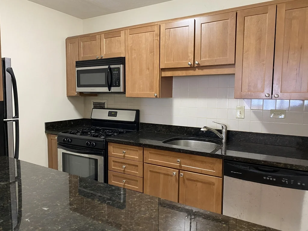 8 Whittier Pl, West End