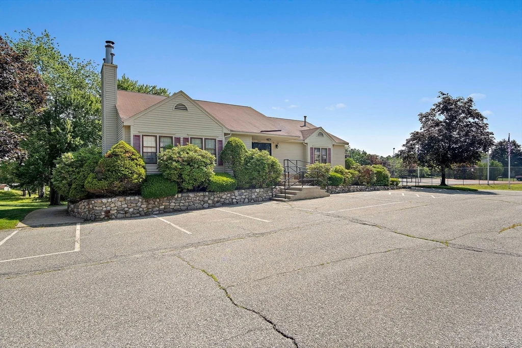 98 Apache Way, Tewksbury