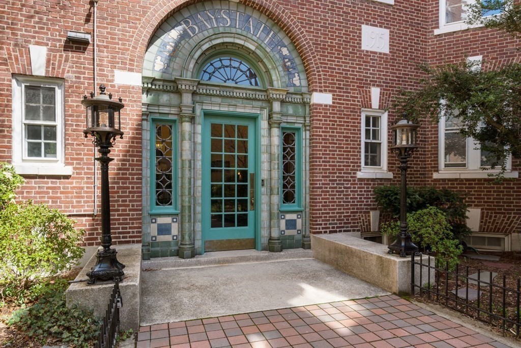 1572 Massachusetts Ave, Harvard Square