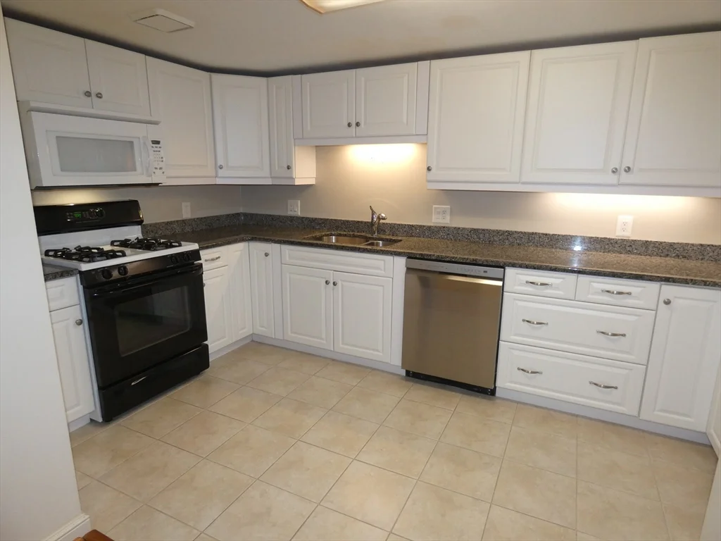 380 Place Ln, Woburn