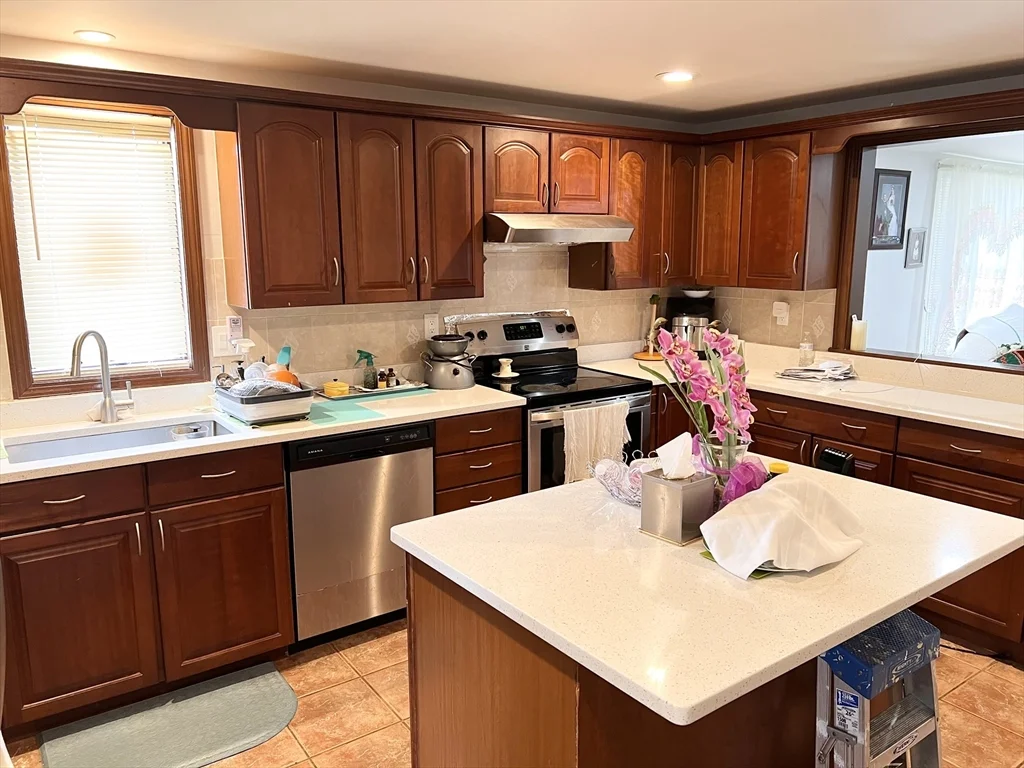 470 Pleasant St, Canton