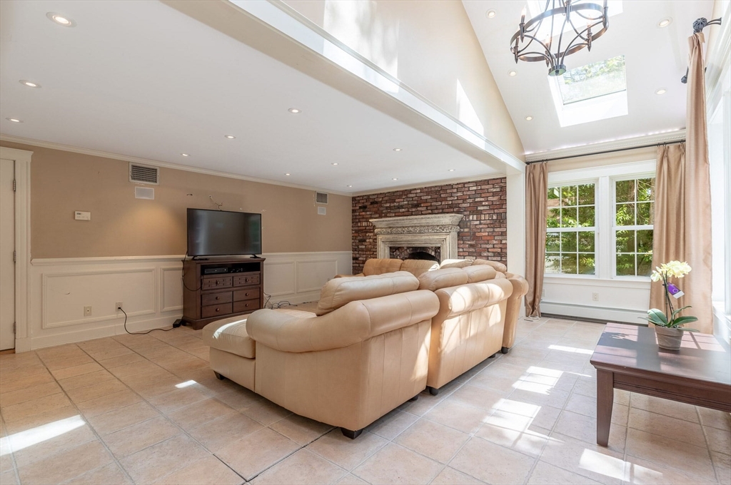 2 Sigmund St, Lynnfield