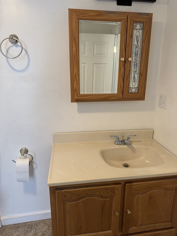 49 Green St, Zip 01830