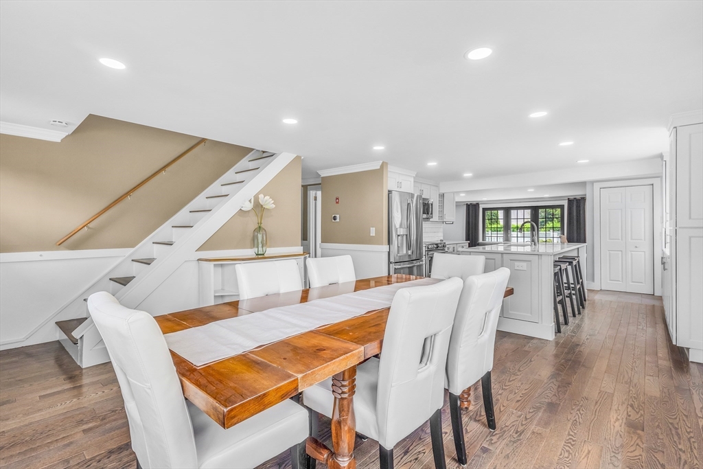 4 Oakridge Ave, Natick