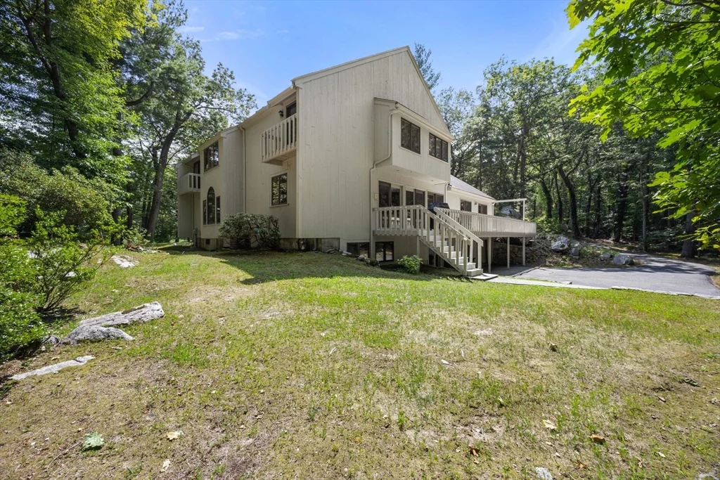 4 Crestview Ln, Milton